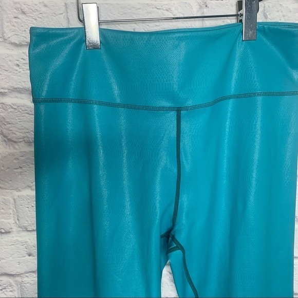 Zyia Blue Venom Metallic Ombré Teal And White Ankle Cropped Leggings - Picture 7 of 13